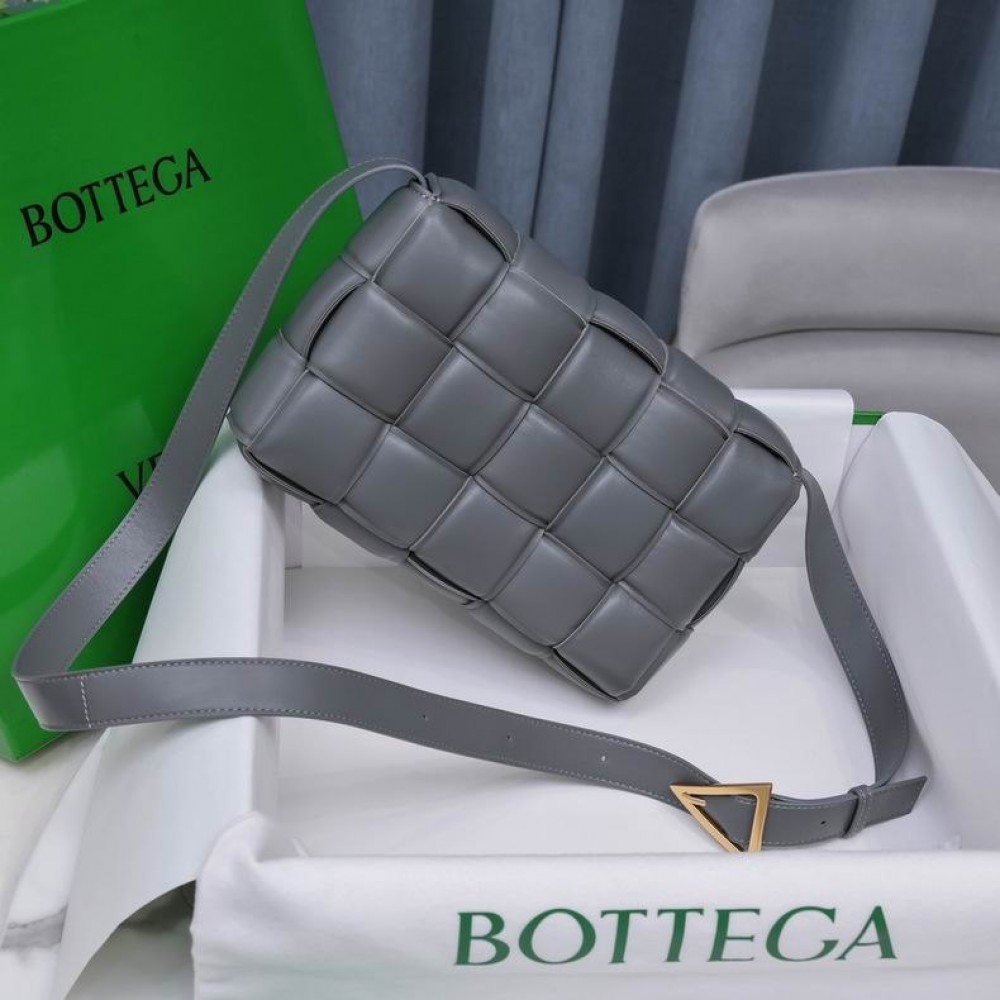 Bottega Veneta Padded Cassette 26x18x8cm Bags