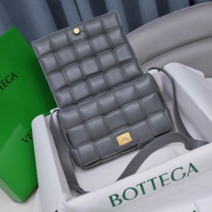 Bottega Veneta Padded Cassette 26x18x8cm Bags