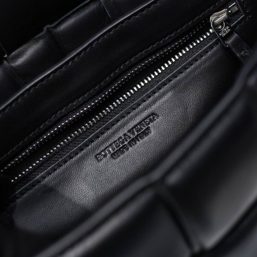 Bottega Veneta Padded Cassette 26x18x8cm Bags