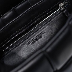 Bottega Veneta Padded Cassette 26x18x8cm Bags