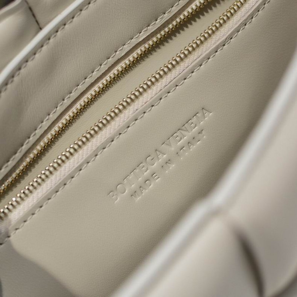 Bottega Veneta Padded Cassette 26x18x8cm Bags