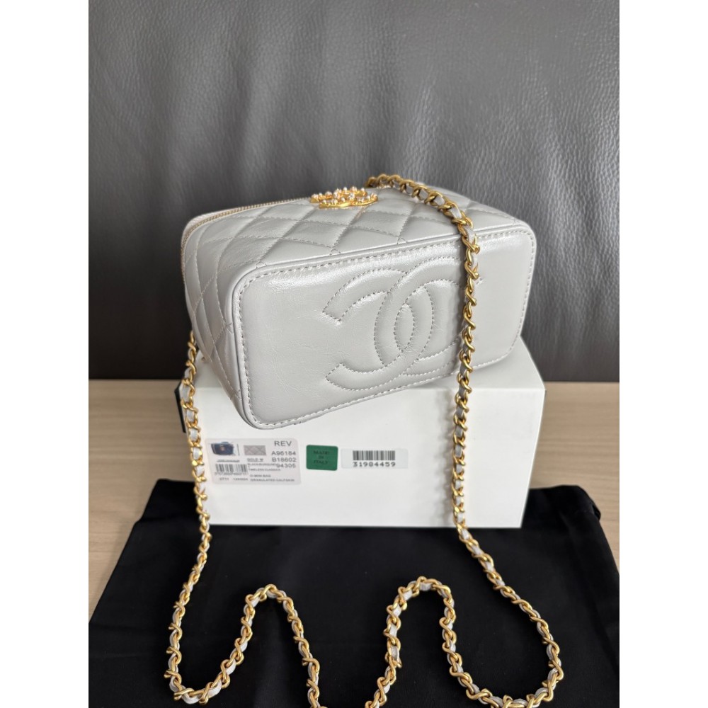 Chanel beauty vanity bag 17x9.5x8cm Bags