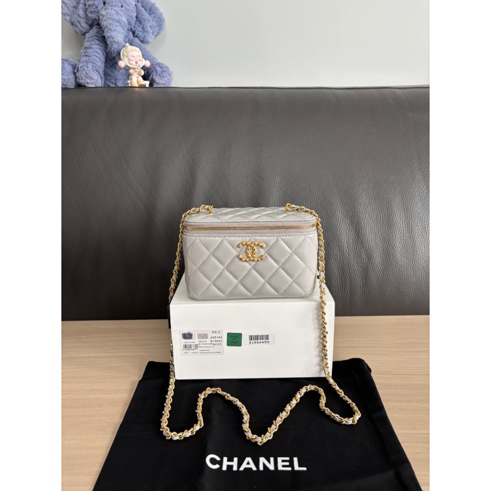 Chanel beauty vanity bag 17x9.5x8cm Bags