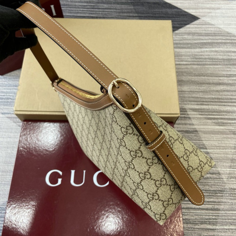 Gucci emblem medium shoulder bag 847449 30x19x11cm Bags