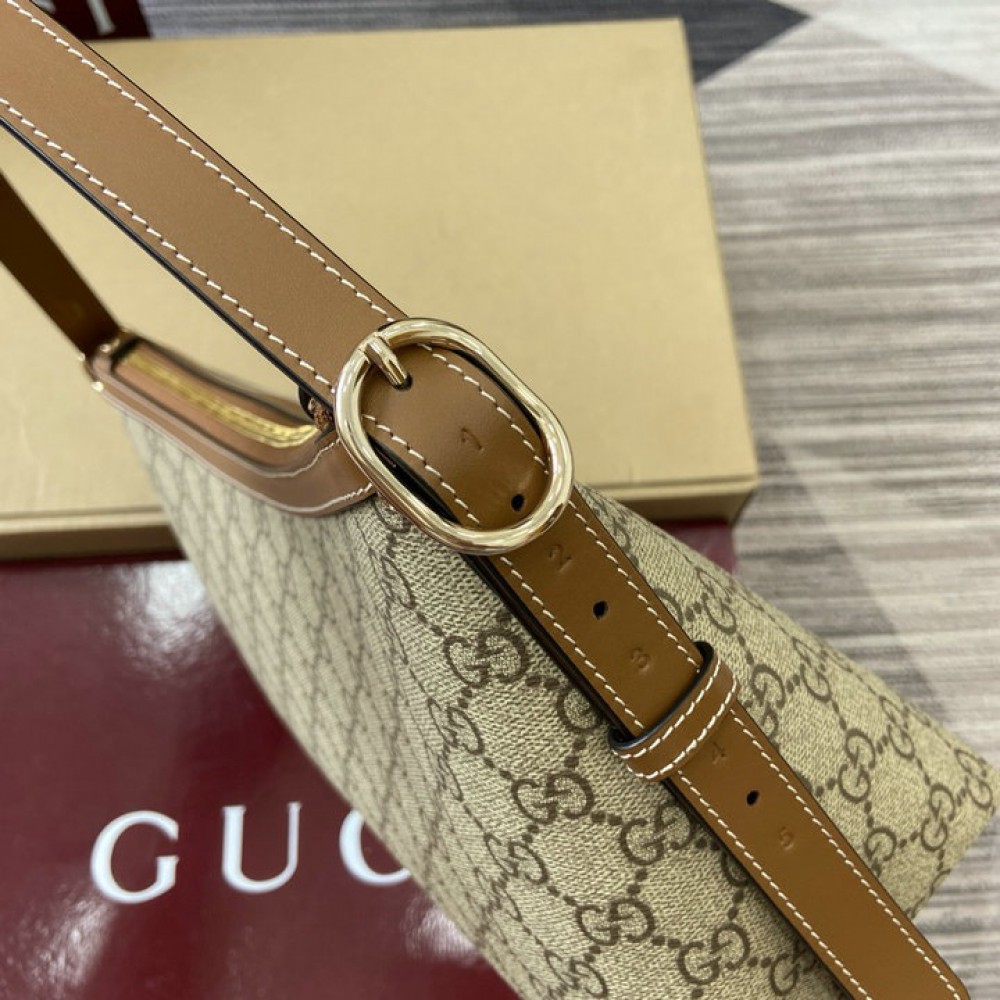 Gucci emblem medium shoulder bag 847449 30x19x11cm Bags