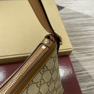 Gucci emblem medium shoulder bag 847449 30x19x11cm Bags