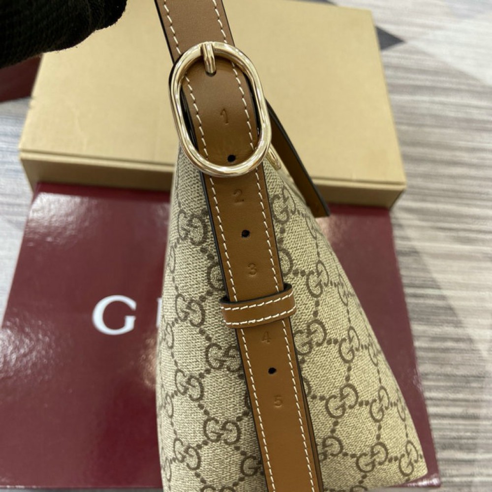 Gucci emblem medium shoulder bag 847449 30x19x11cm Bags