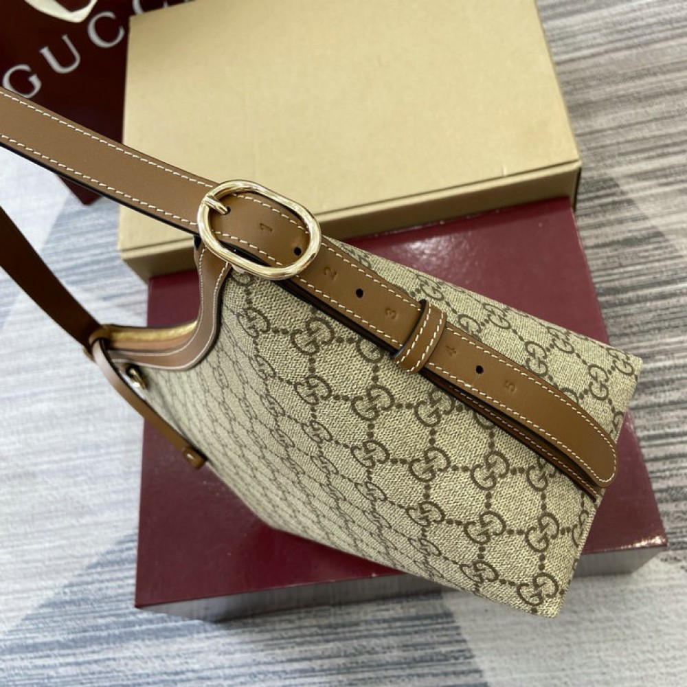 Gucci emblem medium shoulder bag 847449 30x19x11cm Bags