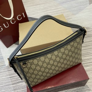 Gucci emblem medium shoulder bag 847449 30x19x11cm Bags
