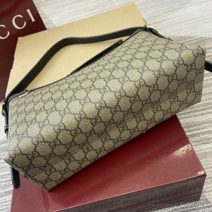 Gucci emblem medium shoulder bag 847449 30x19x11cm Bags