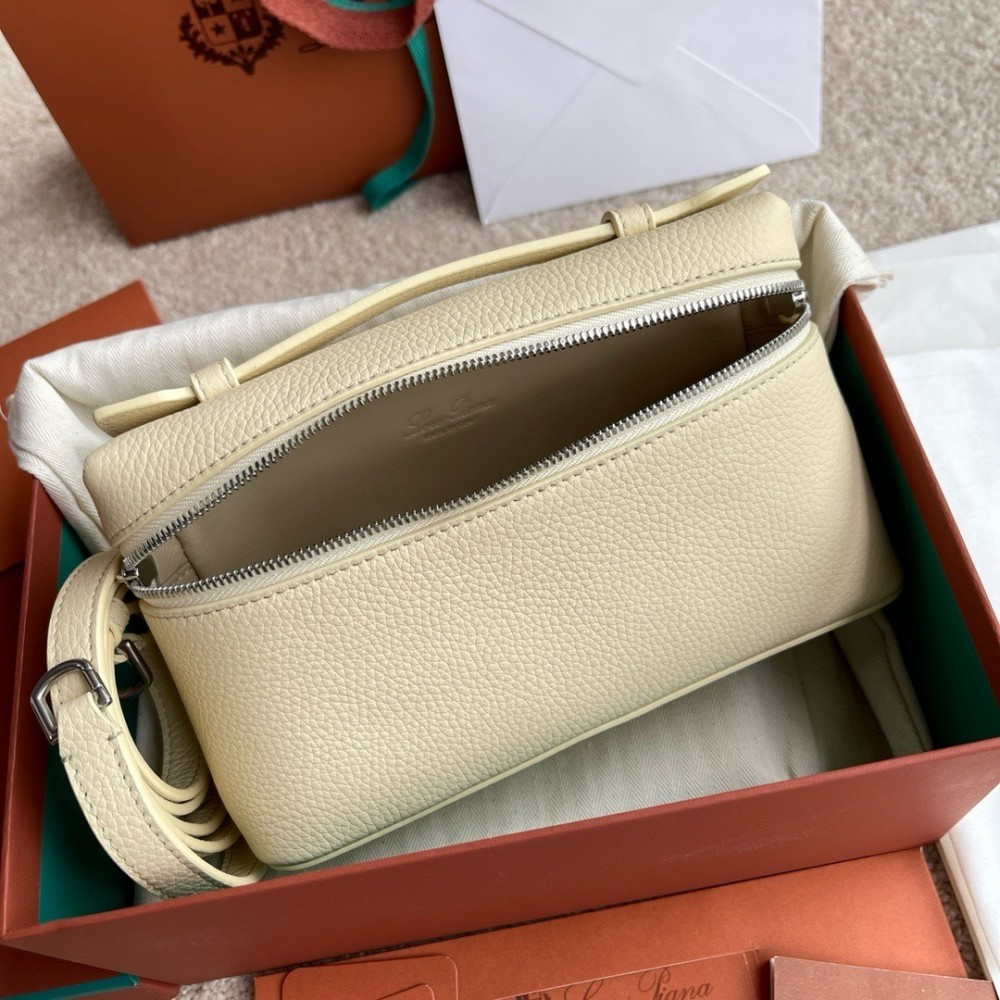 Loro Piana Extra Pocket L19  19 x 11.5 x 7 cm Bags