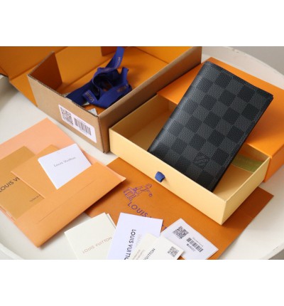 Louis Vuitton passport cover 10x14x2.5cm