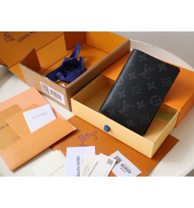 Louis Vuitton passport cover 10x14x2.5cm