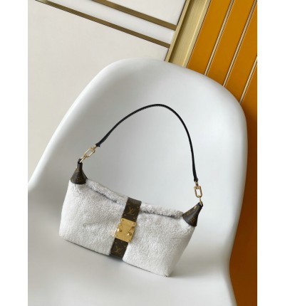 LV Ski Pochette Mia M26245