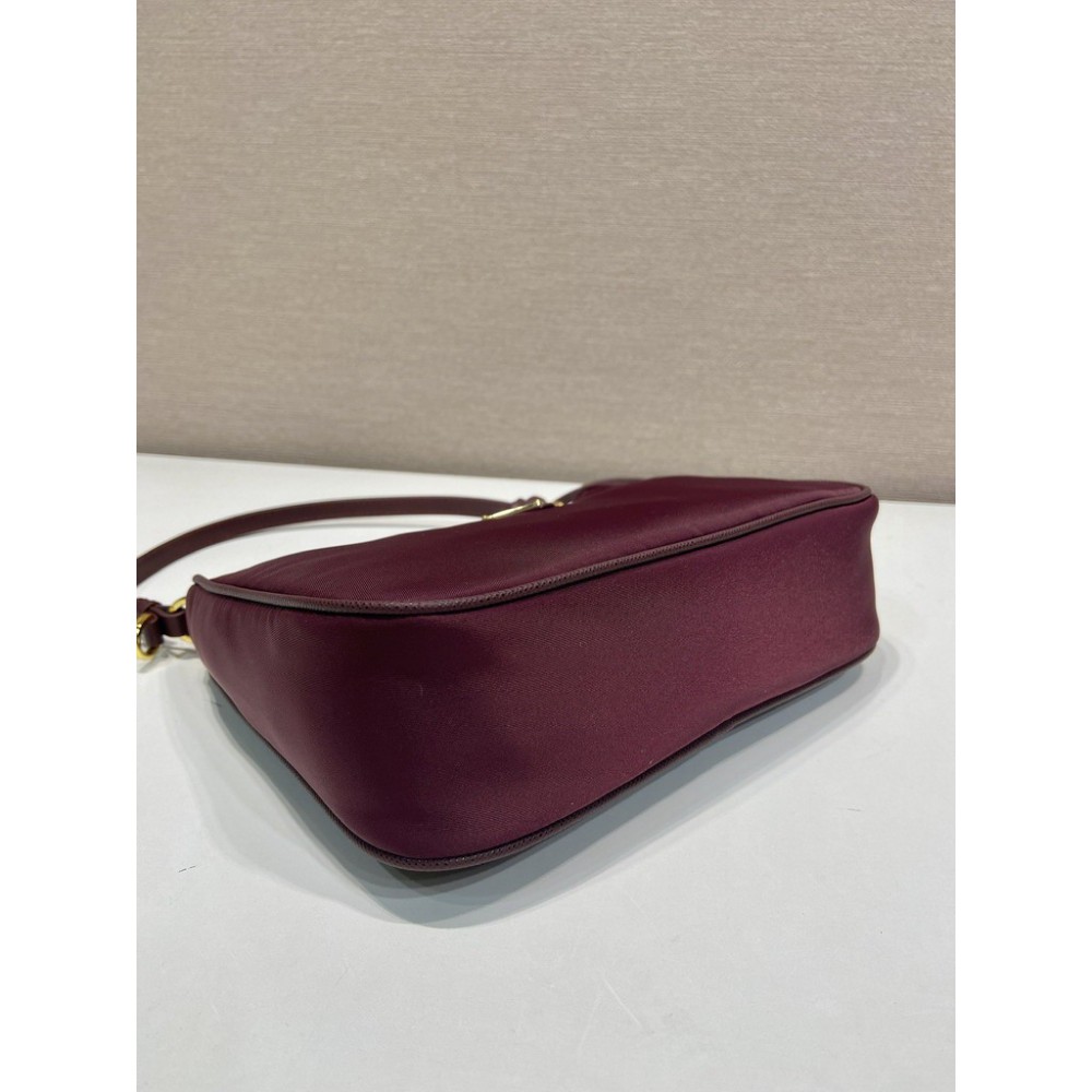 Prada Re-edition 2005 saffiano leather 23x17x6 5cm Bags