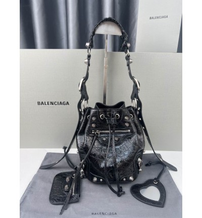 BALENCIAGA BUCKET 19.8X17.8X15CM BLACK