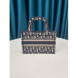 DIOR BOOK 22.5X15CM BLUE 