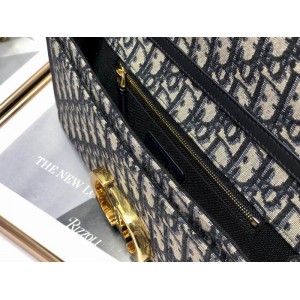 Dior montaigne 27cm Bags