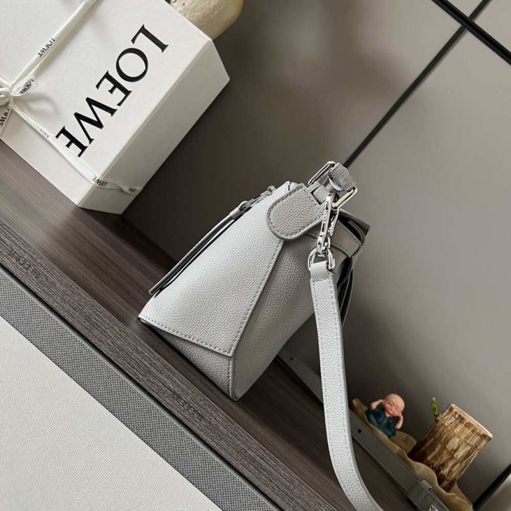 Loewe bag 24x16x10.5cm Bags