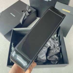 Ysl le 5 a 7 in pattent leather 23 x 16 x 6.5 CM