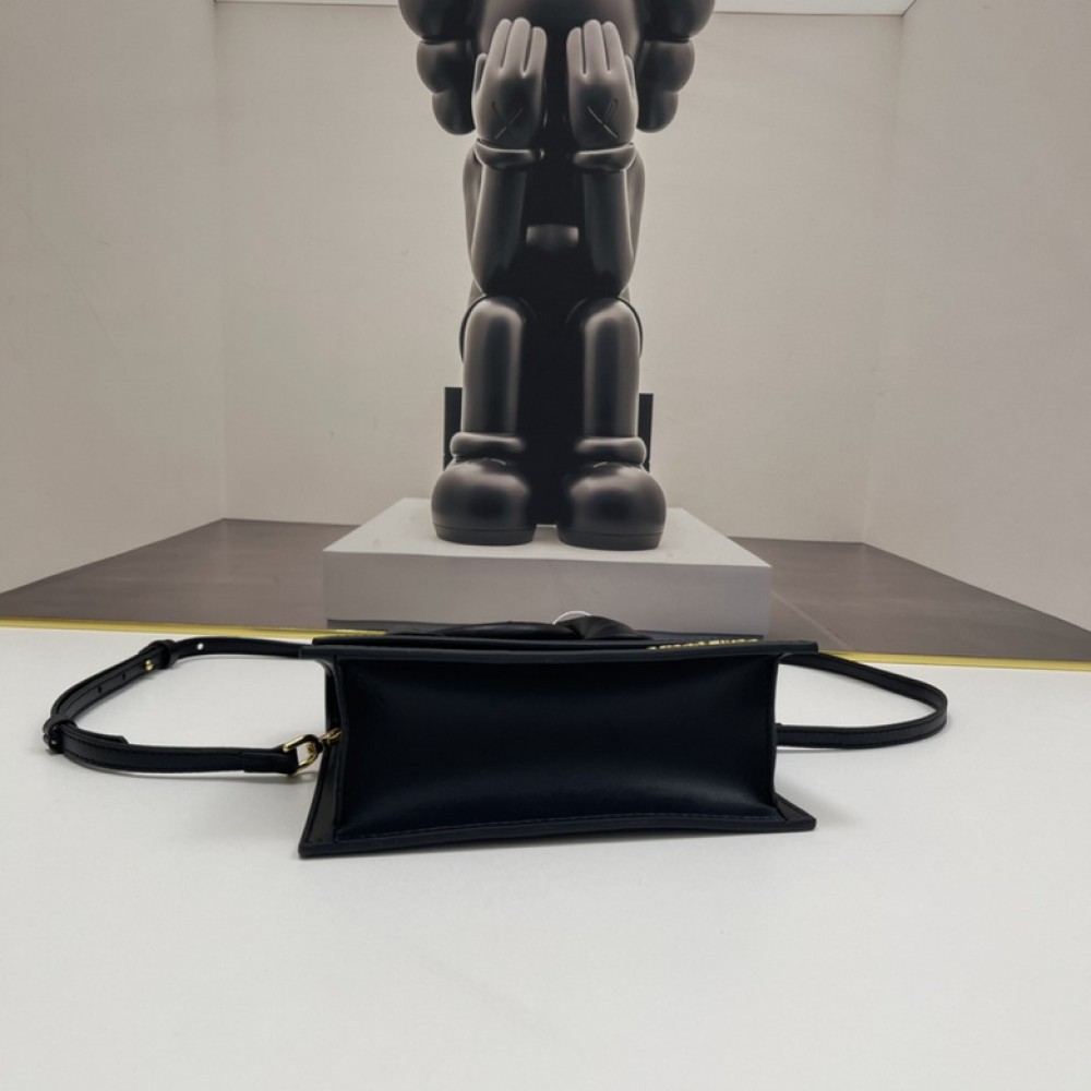 Le Chiquito Noeud leather top handle bag 20x15.5cm 