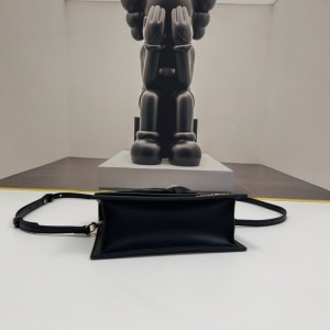 Le Chiquito Noeud leather top handle bag 20x15.5cm 