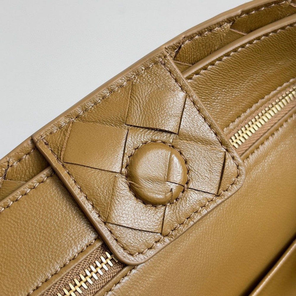 Bottega veneta andiamo small Andiamo 25x20cm Acorn suede Bags