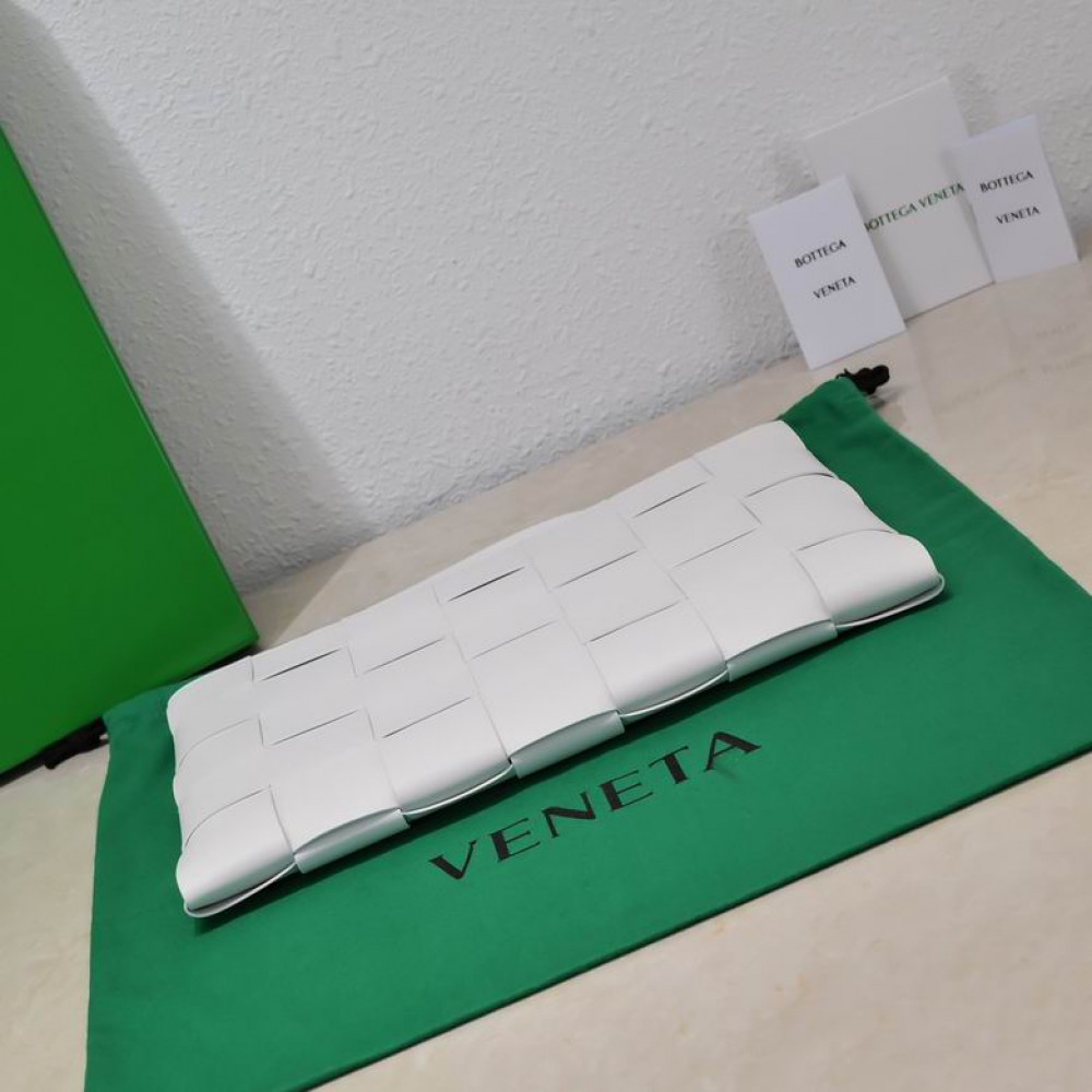 Bottega veneta Large Cassette Pouch 35x25x1cm white Bags