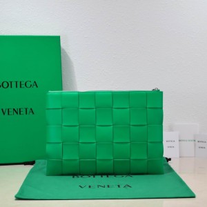 Bottega veneta Large Cassette Pouch 35x25x1cm green Bags