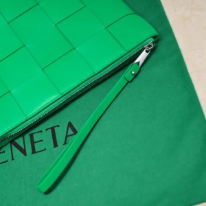 Bottega veneta Large Cassette Pouch 35x25x1cm green Bags