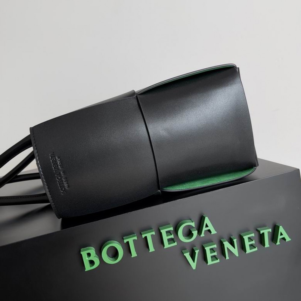 Bottega veneta Medium Arco Tote Bag 37x27cm black Bags