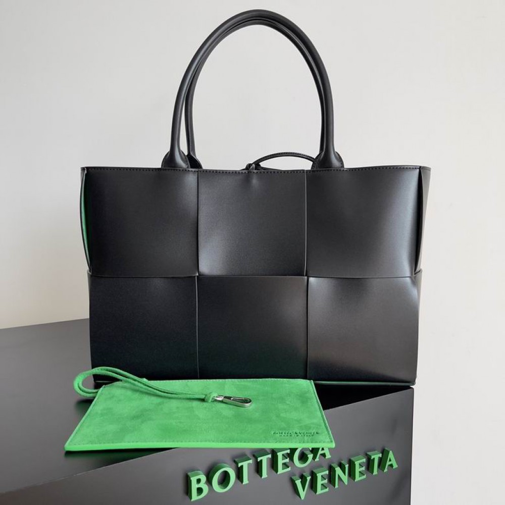 Bottega veneta Medium Arco Tote Bag 37x27cm black Bags