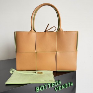 Bottega veneta Medium Arco Tote Bag 37x27cm brown Bags