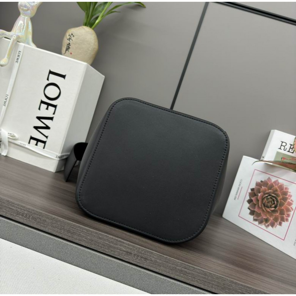 Loewe pebble bucket 24.5x23.5x28cm Bags