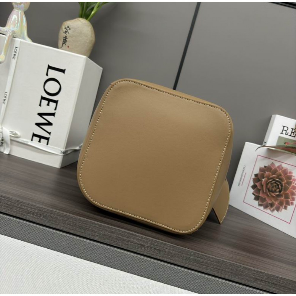 Loewe pebble bucket 24.5x23.5x28cm Bags