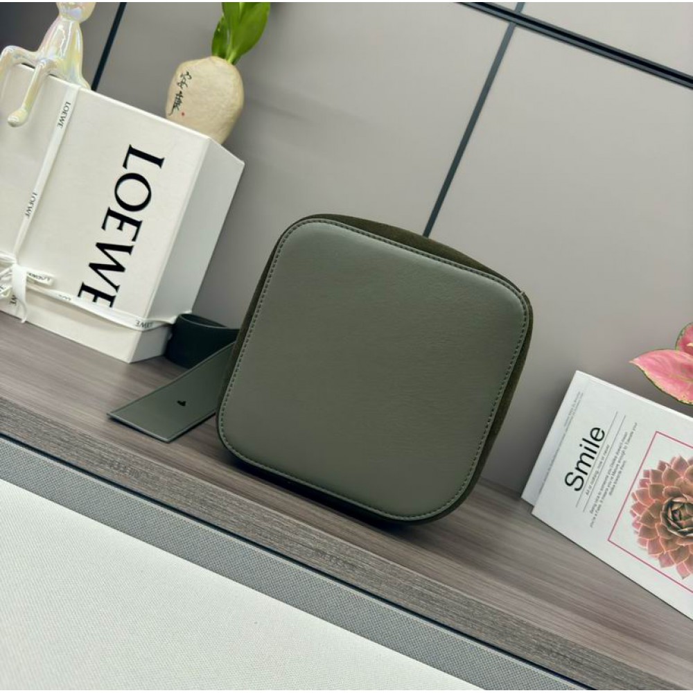 Loewe pebble bucket 28x27x33cm Bags