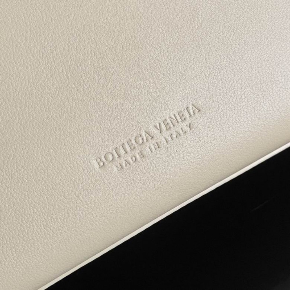 Bottega Veneta medium silky calf leather 32x25x11cm Bags