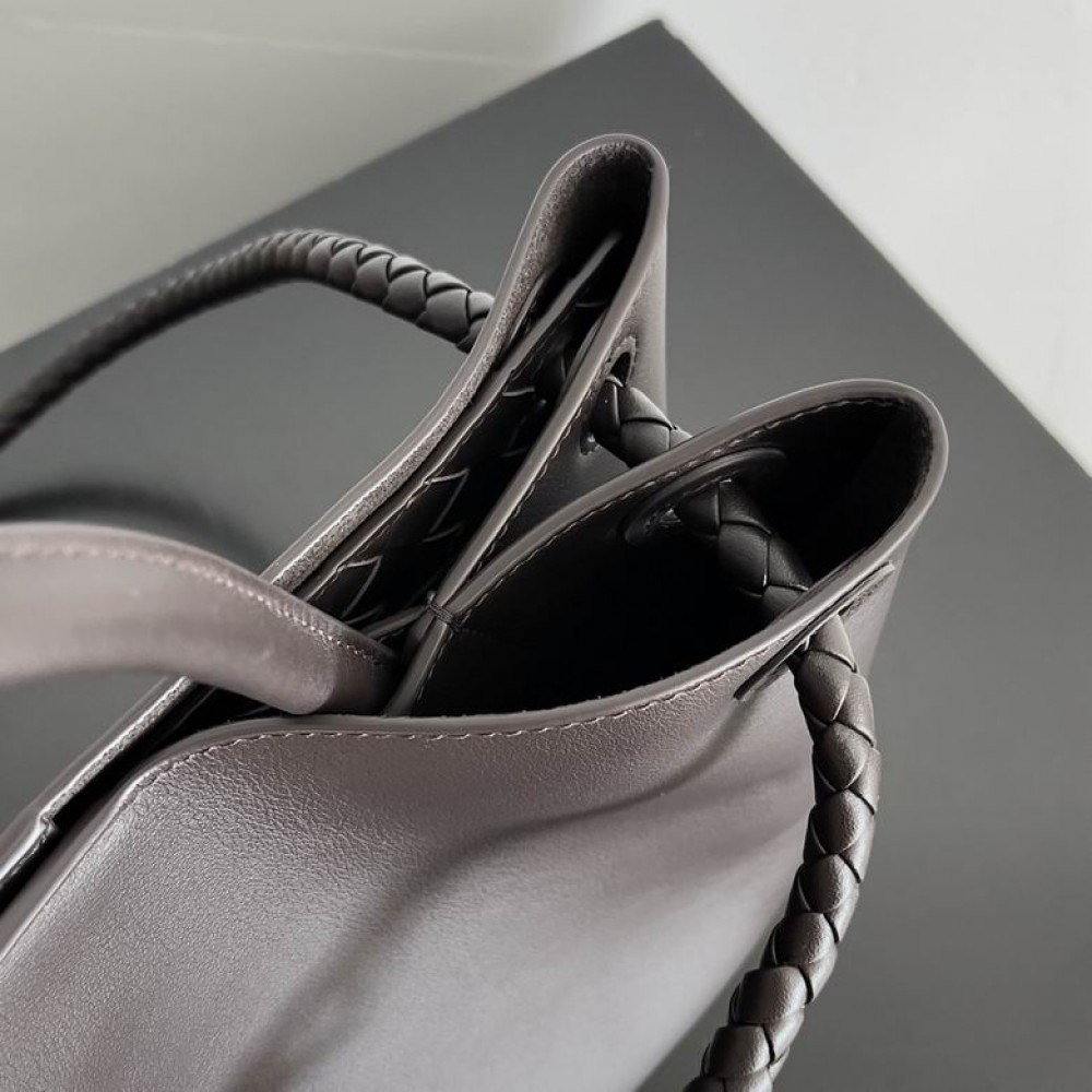 Bottega Veneta medium silky calf leather 32x25x11cm Bags