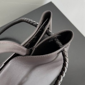 Bottega Veneta medium silky calf leather 32x25x11cm Bags