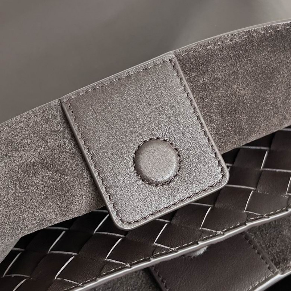 Bottega Veneta medium silky calf leather 32x25x11cm Bags