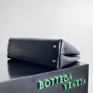Bottega Veneta medium silky calf leather 32x25x11cm Bags