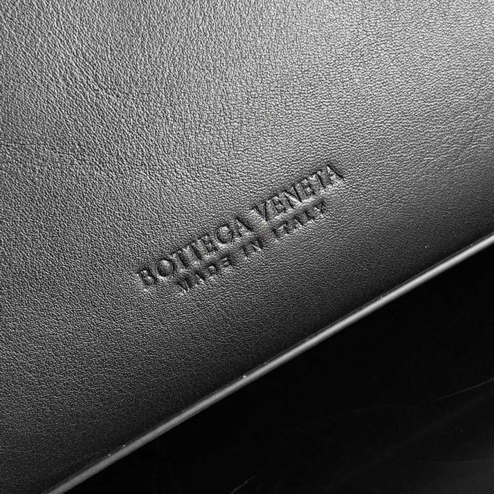 Bottega Veneta medium silky calf leather 32x25x11cm Bags