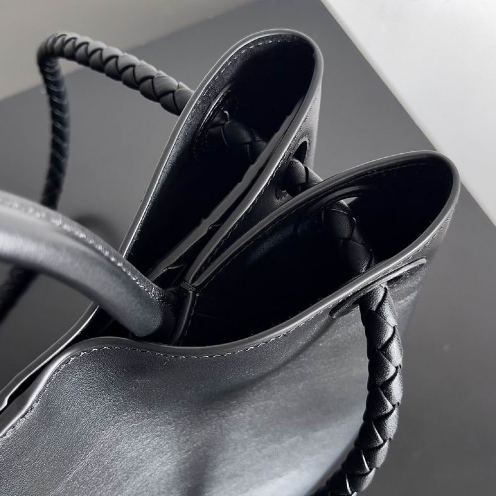 Bottega Veneta medium silky calf leather 32x25x11cm Bags