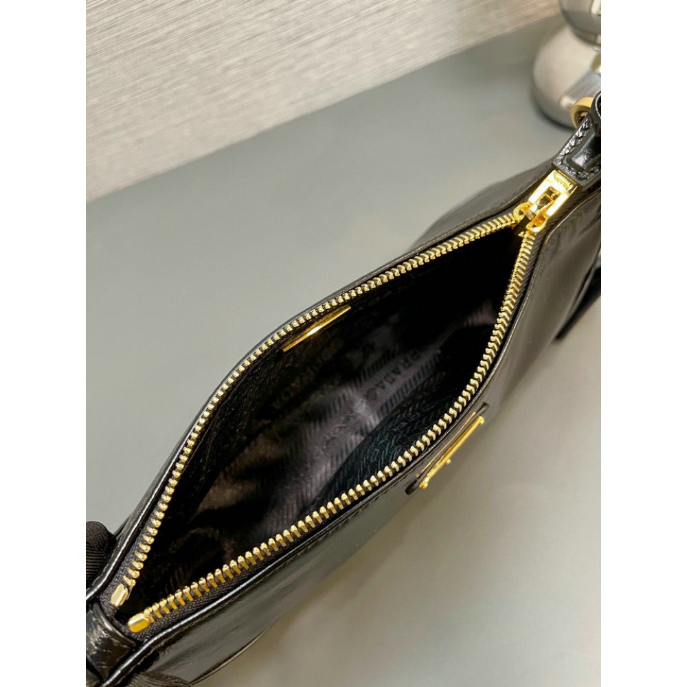 Prada Re-Edition 2002 patent leather shoulder bag 23.5x10x5cm Bags