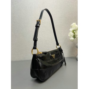 Prada Re-Edition 2002 patent leather shoulder bag 23.5x10x5cm Bags