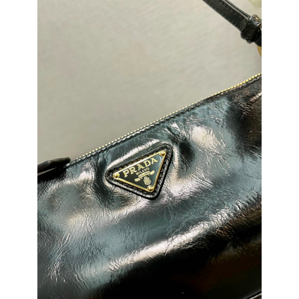 Prada Re-Edition 2002 patent leather shoulder bag 23.5x10x5cm Bags