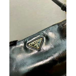 Prada Re-Edition 2002 patent leather shoulder bag 23.5x10x5cm Bags