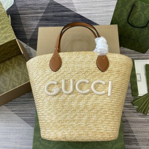 Gucci Medium straw tote with Gucci patch 779530 