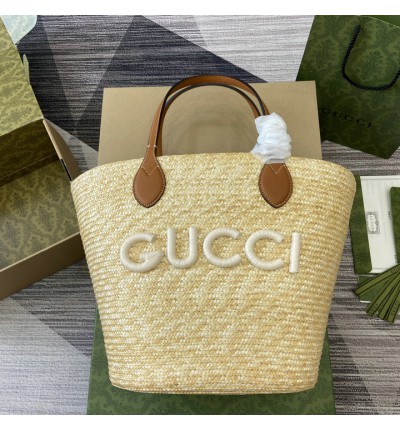 Gucci Medium straw tote with Gucci patch 779530