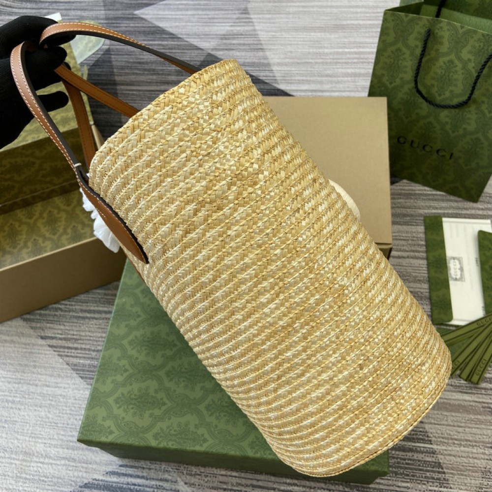 Gucci Medium straw tote with Gucci patch 779530 